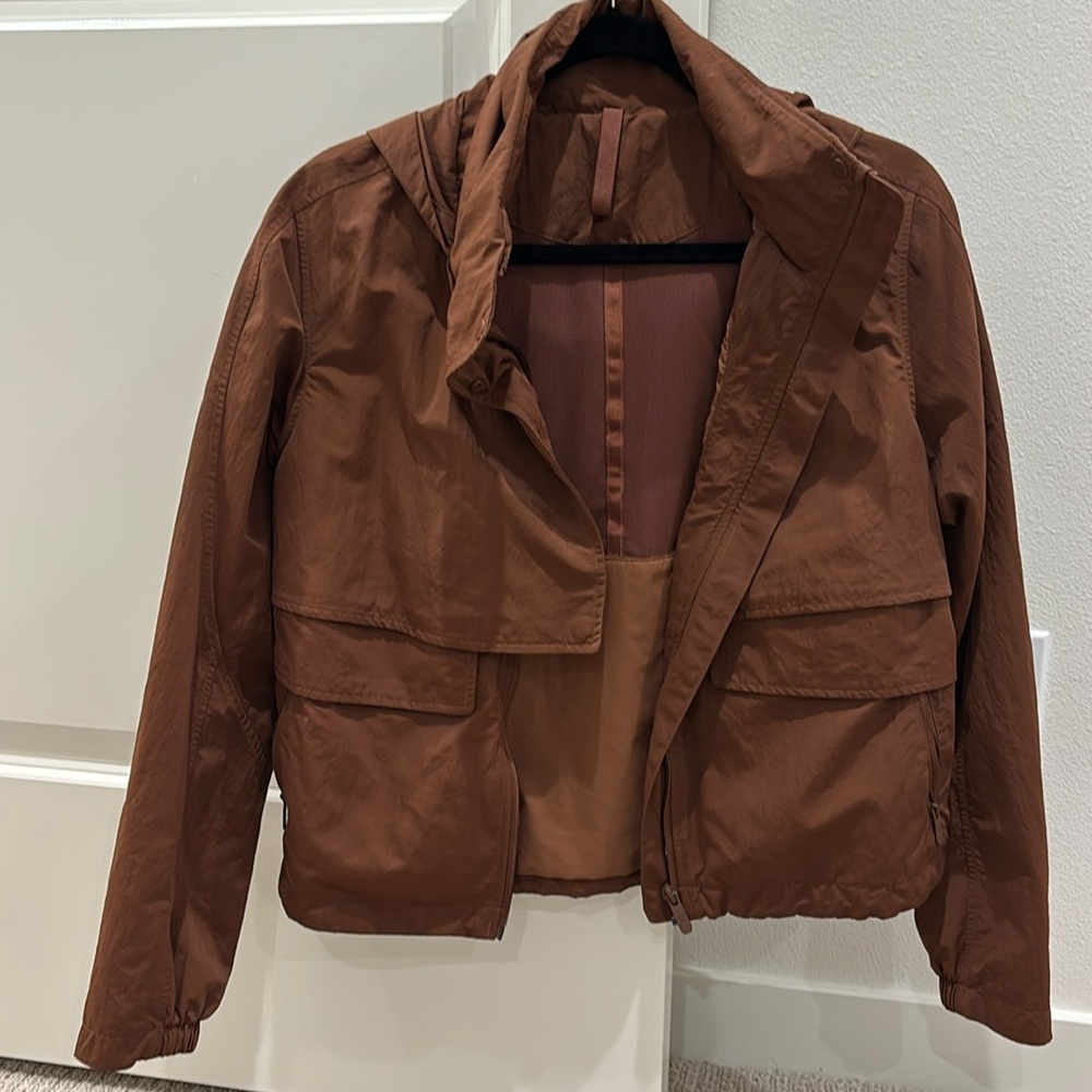 Pre-owned Lululemon rain bomber jacket in chocolate, size 4